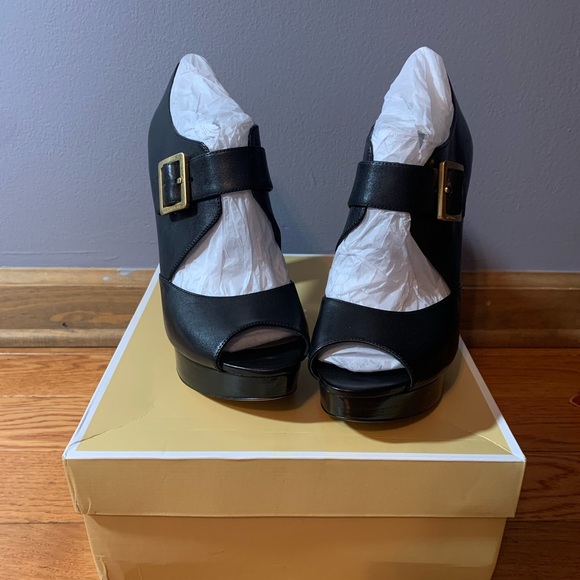 MICHAEL Michael Kors Shoes - 🥰Michael Kors Eleni Platform shoes 🥰